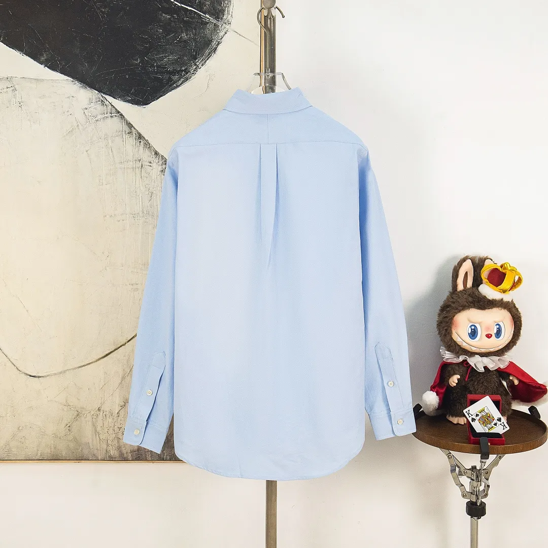 P270 zp version [Exclusive supply] Ralph Lauren/Ralph Lauren's classic evergreen single product 100 cotton Oxford spun old money style casual long-sleeved shirt. 100% restored workmanship. The entire garment is embedded with seams and clean edges. The upper back seams are reorganized for a better fit. ✅ 100 cotton Oxford spun on the face. Pre-wash treatment. The texture is tight and soft. ✅ Custom dyed original pearlescent white bottom buttons. Size partitions. ✅ Special shaped chiffon foil is included in the collar door tube. It is not easy to deform and pull. ✅ RL classic version of the Oxford shirt. The thick and crisp feeling brought by the Oxford cloth. It can be worn alone or as an outer layer. It can be worn in all seasons. It is a must-have item for the wardrobe. Get it with your eyes closed. Color: black, white, pink, blue, carbon gray, khaki, navy blue and red label, dark blue and white label (8 colors) Size: S M L XL Number: WW10972